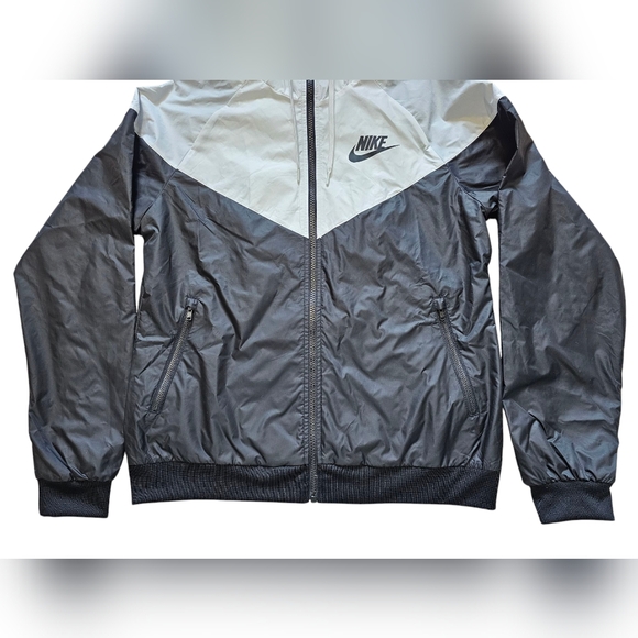 Nike Women's Black and White Windrunner Jacket In Medium, New With Tags - Picture 5 of 8